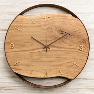 Wanduhr aus Eiche mit Stahlring, Rostoptik, Lautloses Funkuhrwerk, Massivholz