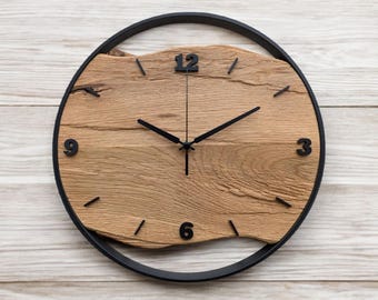 Wanduhr gehackte Eiche, Schwarzmatt, mit Stahlring, Funkuhrwerk, Massivholz,