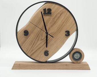 Handgefertigte Standuhr, Tischuhr aus Eiche, Massivholz mit Metallring, Lautloses Funkuhrwerk, mit Thermometer