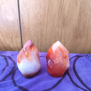 Llama de cornalina, cristal curativo de ágata roja.