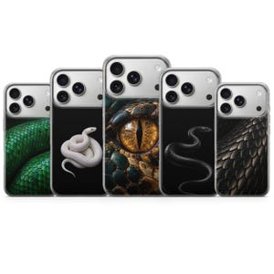 Op de afbeelding: Vijf rechthoekige smartphonehoesjes op een rij, elk met een uniek ontwerp met slangenthema. De patronen omvatten groene schubben, een witte opgerolde slang op zwart, een close-up van een reptielenoog, een zwarte slang en donkerbruine schubben.