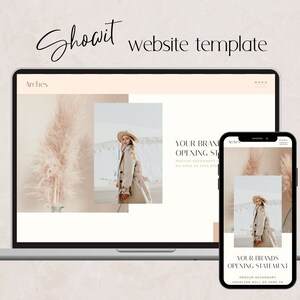 Puede incluir: Una maqueta de plantilla de sitio web en una computadora portátil y un teléfono móvil. El sitio web está diseñado con un estilo minimalista y una paleta de colores neutros. El texto en el sitio web dice "Arches" y "La declaración de apertura de su marca".