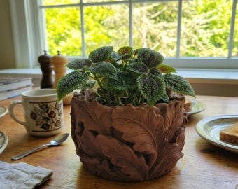 Nature's Embrace: Leaf-Inspired Planter Bliss