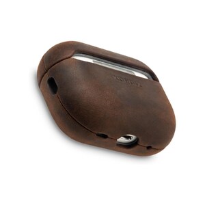 Étui en cuir ciré à l'huile pour AirPods Pro 3 : patine vintage robuste, ajustement précis, LED frontale visible.