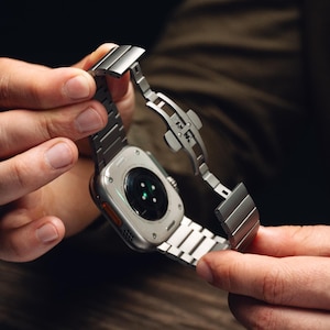 Titanium Watch Band T02 Pro | Made for Apple Watch Ultra & Ultra 2 (49mm) | Batterfly Clasp | DLC Scratch Resistant | Grade 2 Titanium