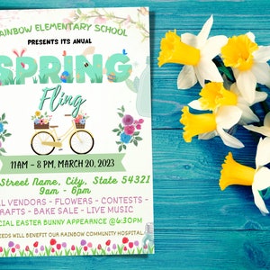 Könnte beinhalten: Ein farbenfroher Flyer für ein Spring Fling-Event an der Rainbow Elementary School. Der Flyer zeigt ein Fahrrad mit Blumen im Korb, ein grünes und weißes Frühlingsbanner und den Text "Spring Fling" in einer verspielten Schriftart. Die Veranstaltung findet am 20. März 2023 von 11:00 bis 20:00 Uhr statt. Der Flyer enthält auch Informationen über lokale Anbieter, Blumen, Wettbewerbe, Kunsthandwerk, einen Kuchenverkauf, Live-Musik und einen besonderen Auftritt des Osterhasen um 18:30 Uhr. Der Erlös kommt dem Rainbow Community Hospital zugute.