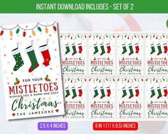 Könnte beinhalten: Zwei druckbare Weihnachtsgeschenkanhänger mit einer roten, grünen und weißen Illustration von drei Strümpfen mit dem Text "Für deine Mistletoes Wir wünschen dir ein warmes und gemütliches Weihnachten Die Jamesons" und "2,5 x 4 Zoll". Der zweite Anhänger zeigt acht kleinere Versionen desselben Designs mit dem Text "8 in 1 (11 x 8,5) Zoll".