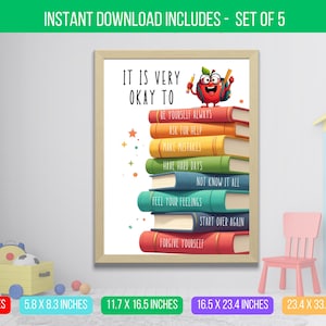 Puede incluir: Un cartel enmarcado con el texto "IT IS VERY OKAY TO" sobre una pila de libros coloridos. Los libros tienen títulos como "BE YOURSELF ALWAYS" y "FORGIVE YOURSELF". Un personaje de dibujos animados de una manzana está sentado encima de los libros. El cartel está disponible en varios tamaños, incluyendo 21,6 x 27,9 cm.