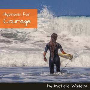 Puede incluir: Una persona con un traje de neopreno negro está en el océano, sosteniendo una tabla de surf amarilla y blanca. El texto "Hipnosis para el Coraje" está en un cuadro naranja en la esquina superior izquierda. El nombre del autor, Michelle Walters, está abajo.