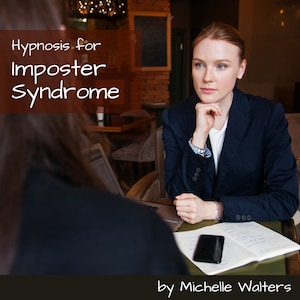 Puede incluir: Una mujer con un blazer azul se sienta frente a otra persona, con una expresión pensativa. El texto "Hipnosis para el síndrome del impostor" se muestra en un cuadro rojo sobre la cabeza de la mujer. El texto "por Michelle Walters" se muestra en la parte inferior de la imagen.