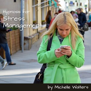 Könnte beinhalten: Eine Frau in einem grünen Mantel benutzt ihr Handy, während sie durch eine Stadtstraße geht. Der Text "Hypnose für Stressmanagement von Michelle Walters" ist im Bild zu sehen.
