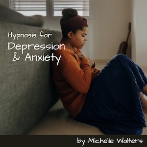 Op de afbeelding: Een vrouw zit op de vloer met haar hoofd naar beneden, leunend tegen een bank. De tekst "Hypnose voor depressie & angst" is in wit op een donkere achtergrond geschreven. De tekst "door Michelle Walters" is in wit op een zwarte achtergrond geschreven.