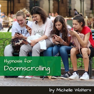 Op de afbeelding: Vier jonge mensen zitten op een bank, elk verdiept in hun smartphones. De afbeelding bevat de tekst "Hypnose voor Doomscrolling" op een groene banner, met de naam van de auteur eronder.