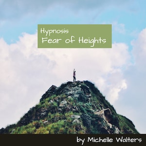 Puede incluir: Una persona se encuentra de pie en la cima de una montaña rocosa con un cielo nublado en el fondo. El texto "Hipnosis Miedo a las Alturas" se muestra en un rectángulo verde en la parte superior de la imagen. El texto "por Michelle Walters" se muestra en la parte inferior de la imagen.