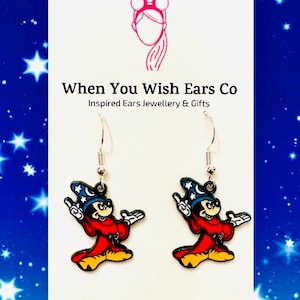 Puede incluir: Un par de pendientes colgantes de plata con un dise&ntilde;o de dibujos animados de Mickey Mouse mago. Los pendientes son rojos, amarillos, azules y negros. El texto "When You Wish Ears Co" e "Inspired Ears Jewellery & Gifts" est&aacute; sobre un fondo blanco. El texto "On Etsy, Instagram, Facebook" est&aacute; en la parte inferior de la imagen.