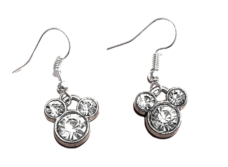 Puede incluir: Pendientes de plata con un dise&ntilde;o de Mickey Mouse de tres piedras. Las piedras son transparentes y brillantes.