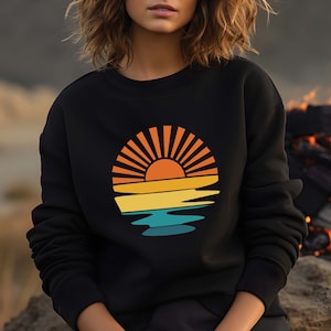 Retro Sunset Graphic Sweatshirt: Mysig friluftströja