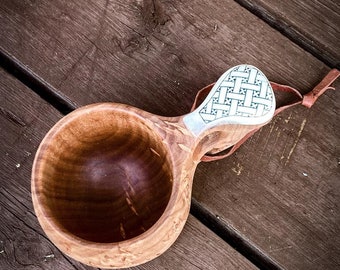 Grande tasse Kuksa, bouleau bouclé et bois de cervidé, deux doigts