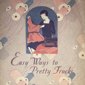 Pode incluir: Uma ilustração vintage de uma mulher costurando um vestido com uma máquina de costura. A ilustração é cercada por carretéis de linha. O texto diz "Easy Ways to Pretty Frocks Presented by The Makers of J. & P. Coats Threads".