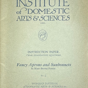 Puede incluir: Un documento de instrucción vintage para una clase de costura titulado "Fancy Aprons and Sunbonnets" de Mary Brooks Picken. El documento es del Woman's Institute of Domestic Arts & Sciences, Inc. en Scranton, PA. y está fechado en 1922.