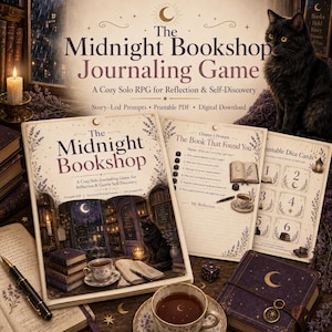Peut inclure: Le jeu de journalisation The Midnight Bookshop, un RPG solo, comprend un manuel imprimé avec une illustration de librairie, une feuille de prompts du chapitre 1 et une feuille de cartes à dés. Un chat noir, un stylo et une tasse sont inclus.