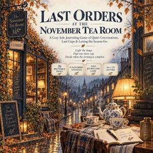 Könnte beinhalten: Ein digitales Spielcover mit dem Titel Last Orders at the November Tea Room, das ein herbstliches Teegeschäft mit einer blau-weißen Teekanne mit Blumenmuster, passenden Tassen, einem offenen Tagebuch und 26 druckbaren Seiten zeigt.