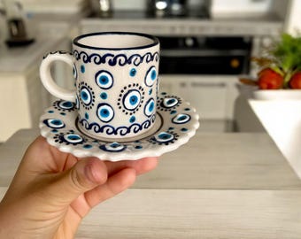 Handgemachte Keramik Kaffeetasse mit Evil Eye Design und Teller