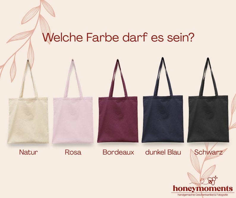 Peut inclure: Cinq sacs fourre-tout en tissu de diff&eacute;rentes couleurs : naturel, rose, bordeaux, bleu marine et noir. Le texte allemand "Welche Farbe darf es sein?" est en haut. Le bas contient le texte "honeymoments".