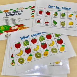 Puede incluir: Juego educativo de clasificación y patrones de frutas. Incluye varias páginas con ilustraciones coloridas de diversas frutas como manzanas, plátanos y fresas. Presenta ejercicios de clasificación por color y reconocimiento de patrones. Diseñado para fines educativos.