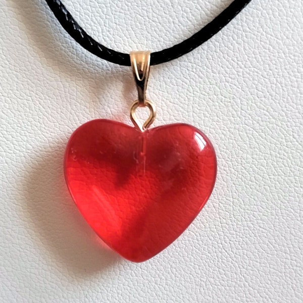 Pendentif collier coeur 2 cm, pendentif coeur en verre rouge, cadeau Saint Valentin, cadeau maman, cadeau anniversaire, cadeau pour elle.