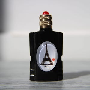 5,8 cm, Tom miniatyr parfymflaska, vintage Eiffeltornet miniatyr, svart flaska med Paris cabochon och guldkork med pärla, samlarobjekt