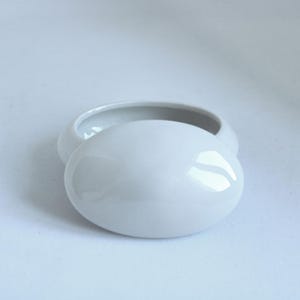 Small white candy box, Limoges porcelain box, porcelain candy box, 6.5 cm in diameter, Limoges jewelry box
