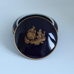 Bonbonnière, Boite en porcelaine de Limoges, 6,5cm de diamètre, Scène galante de Fragonard, boite à bijoux Limoges, cadeau pour elle