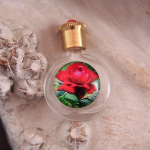 Miniatuur glazen parfumflesje, rode roos en gouden stop, leeg flesje van 4 cm