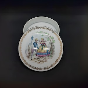 Boite en porcelaine de Limoges, 12cm de diamètre, bonbonnière de Limoges, décor Costumes XIX, boite à bijoux, cadeau pour elle
