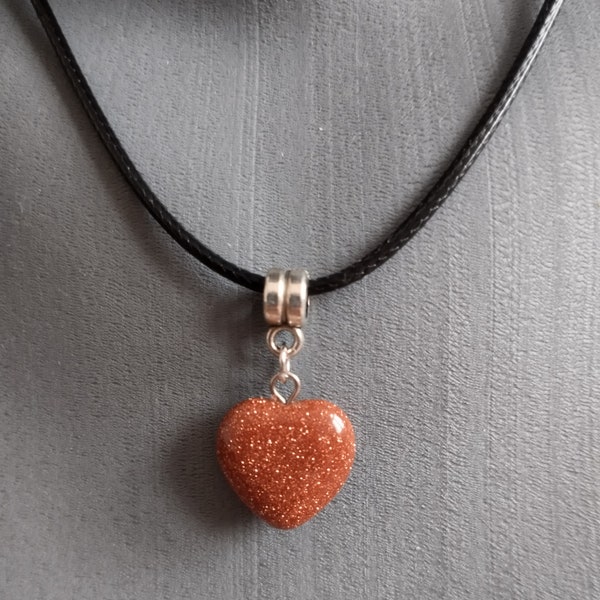 Pendentif pierre de sable, pendentif petit coeur 1,5 cm livré dans un pochon, idées cadeaux Saint Valentin, cadeaux pour elle