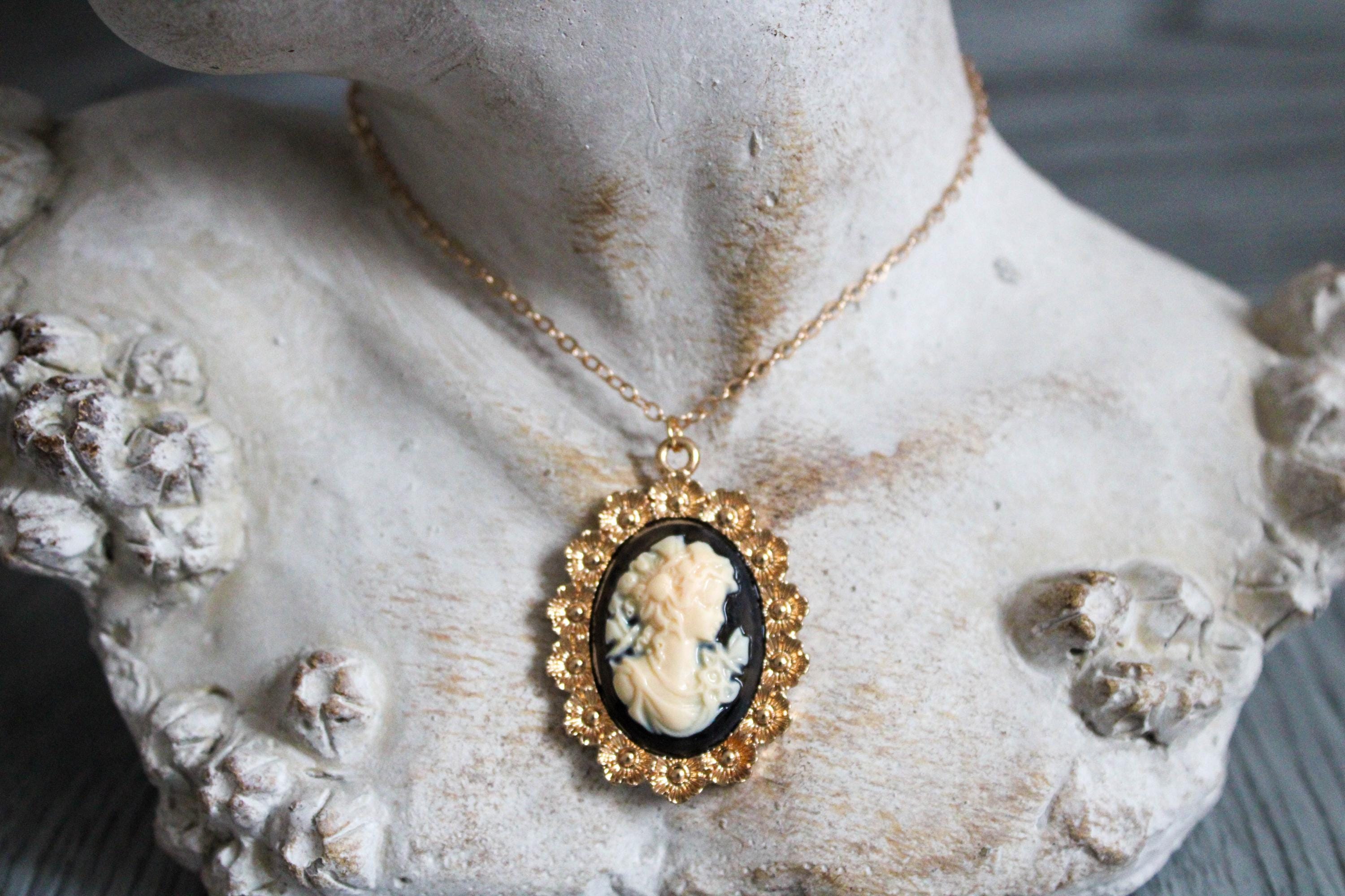 Collier Dentelle Masterpiece, or blanc et diamants - Catégories de luxe Joailler