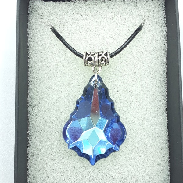 Pendentif avec sa goutte en verre bleue livré dans un écrin