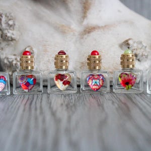 3 cm hoog, leeg miniatuur parfumflesje, kleurrijk mini hartvormig flesje, leeg parfumflesje, leeg glazen flesje, cadeau-ideeën voor haar