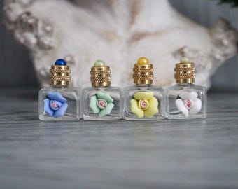 3 cm tall, empty porcelain flower-shaped miniature perfume bottle, mini glass bottle, decorative vial, beaded gold stopper, original gift