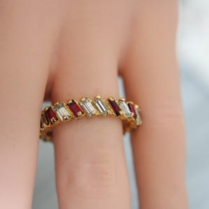 Vintage vergulde ring met baguettevormige strass-steentjes, robijnen en kristallen • Verguld in het atelier • Maat 57 (US 8) • Elegante Art Deco-band