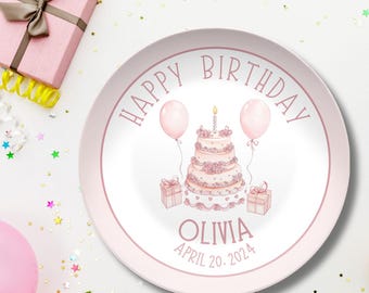 Puede incluir: Un plato de cumpleaños personalizado rosa con un pastel rosa, dos globos rosas y el texto "Happy Birthday Olivia April 20, 2024".