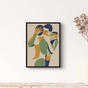 Puede incluir: Una impresión de arte abstracto enmarcada que representa a una pareja abrazándose. La obra de arte es de estilo minimalista con formas geométricas en tonos de azul, verde, amarillo y naranja.