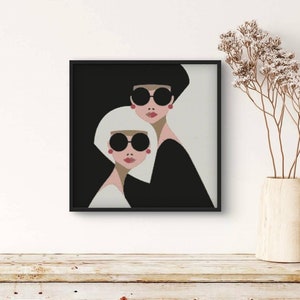 Puede incluir: Una ilustración enmarcada de dos mujeres con gafas de sol. La mujer en primer plano tiene el pelo blanco y la mujer en el fondo tiene el pelo negro. El fondo es un diseño abstracto en blanco y negro.