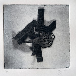 Puede incluir: Impresión en blanco y negro de un pájaro hecho de cinta negra y una pegatina vintage que dice "Mishima Street Japan".