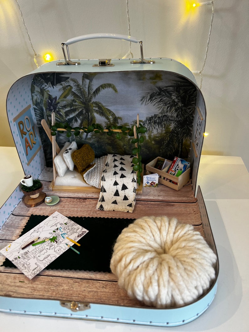 Suitcase dollshouse image 1