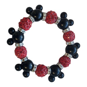 Puede incluir: Un brazalete de cuentas rojas y negras con dijes de cabeza de Mickey Mouse. Las cuentas est&aacute;n cubiertas de brillantes pedrer&iacute;a.