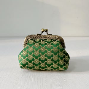 Monedero de tela con escamas verdes - Monedero vintage con cierre de beso cosido a mano - Estuche para accesorios - Billetera pequeña hecha a mano - Ideas para regalos