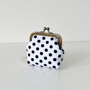 Cartera con cierre de beso cosida a mano - Monedero informal de algodón con lunares blancos - Regalo para ella - Bolsa de algodón