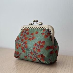 Monedero con cierre de beso cosido a mano - Pequeño bolso estilo abuela para accesorios - Tela de gasa antigua con flores marrones